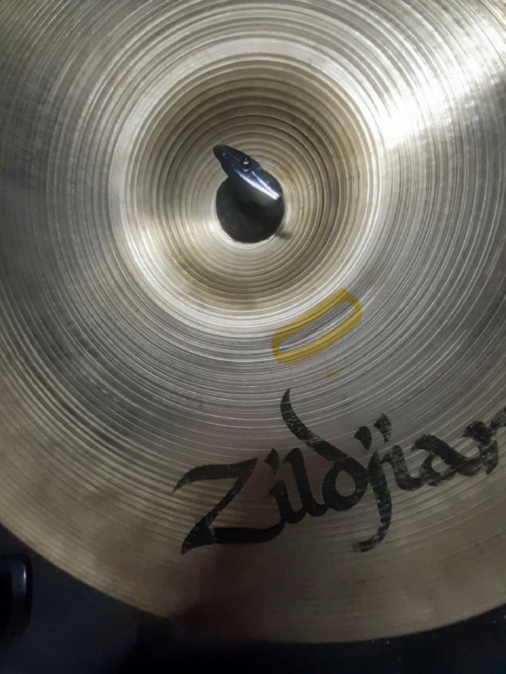 PLATO ZILDJIAN Thin Crash 18" con fisura de segunda mano · Foto 1 de 2 · Madrid · 50 €