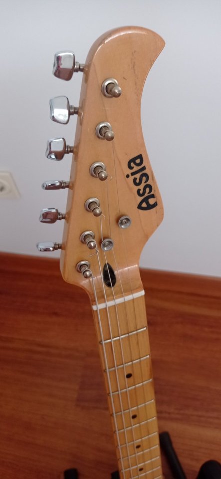 Guitarra eléctrica coreana antigua de segunda mano · Foto 3 de 7 · Cuenca · 130 €