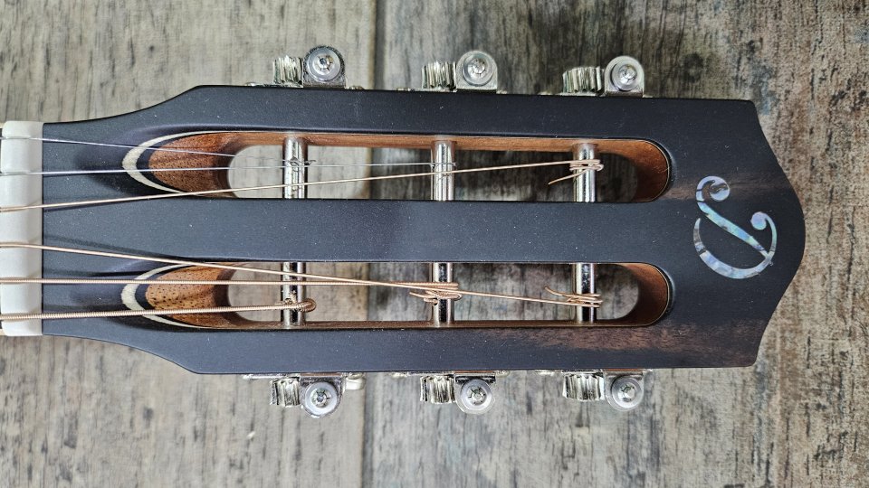 Guitarra para zurdos Dowina. Serie Vintage Cabernet. Modelo Bonavida