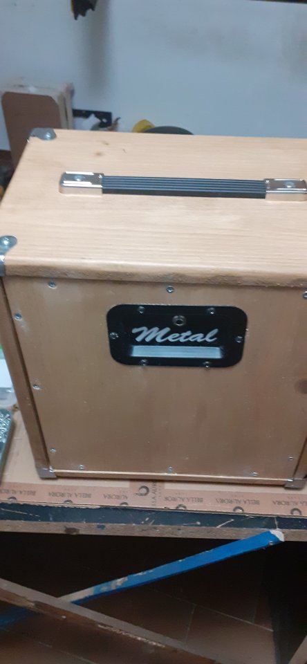 Pantalla artesanal 1x12 de reducidas dimensiones