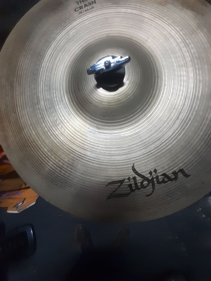 PLATO ZILDJIAN Thin Crash 18" con fisura de segunda mano · Foto 2 de 2 · Madrid · 50 €