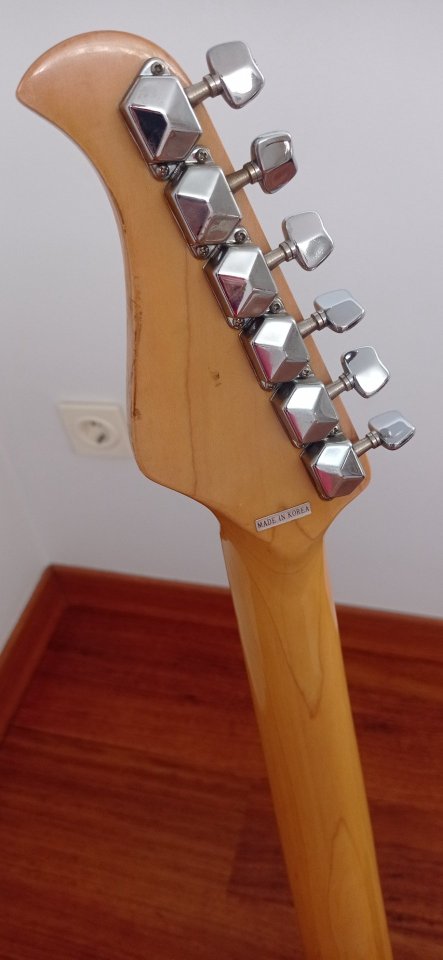 Guitarra eléctrica coreana antigua de segunda mano · Foto 4 de 7 · Cuenca · 130 €