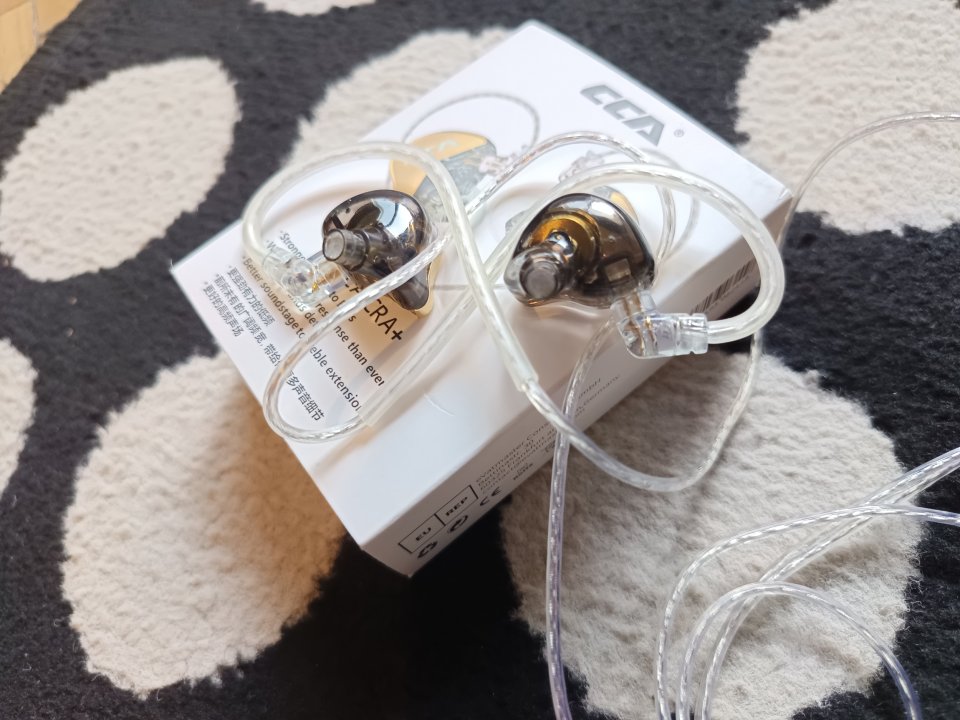 Monitores In-ear CCA CRA+ Dorados de segunda mano · Foto 3 de 5 · Bizkaia · 12 €