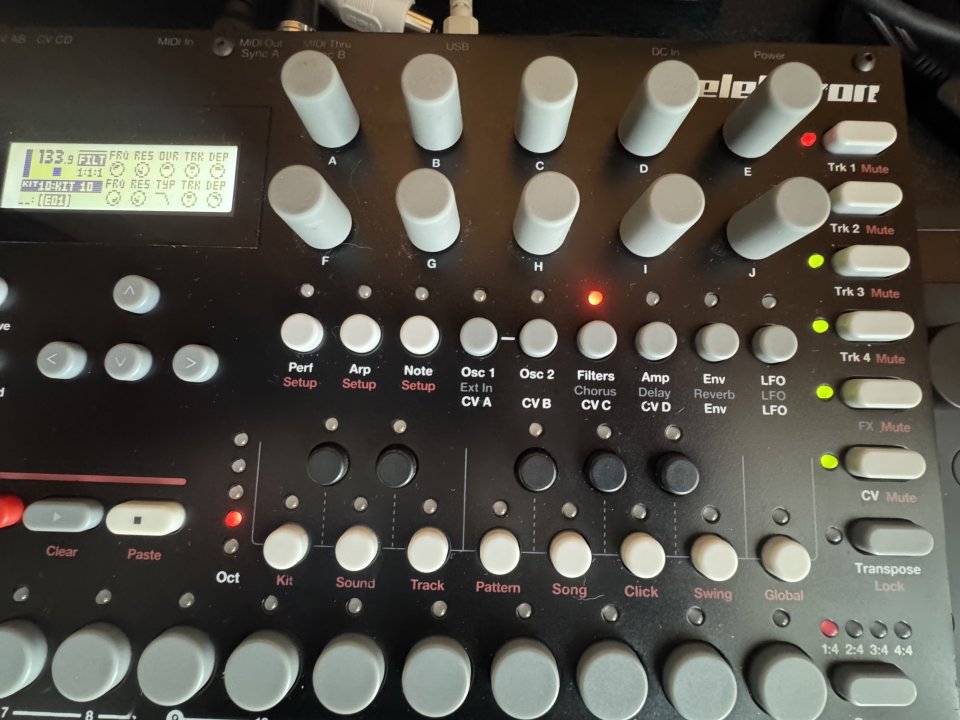 Vendo Elektron Analog Four MKI