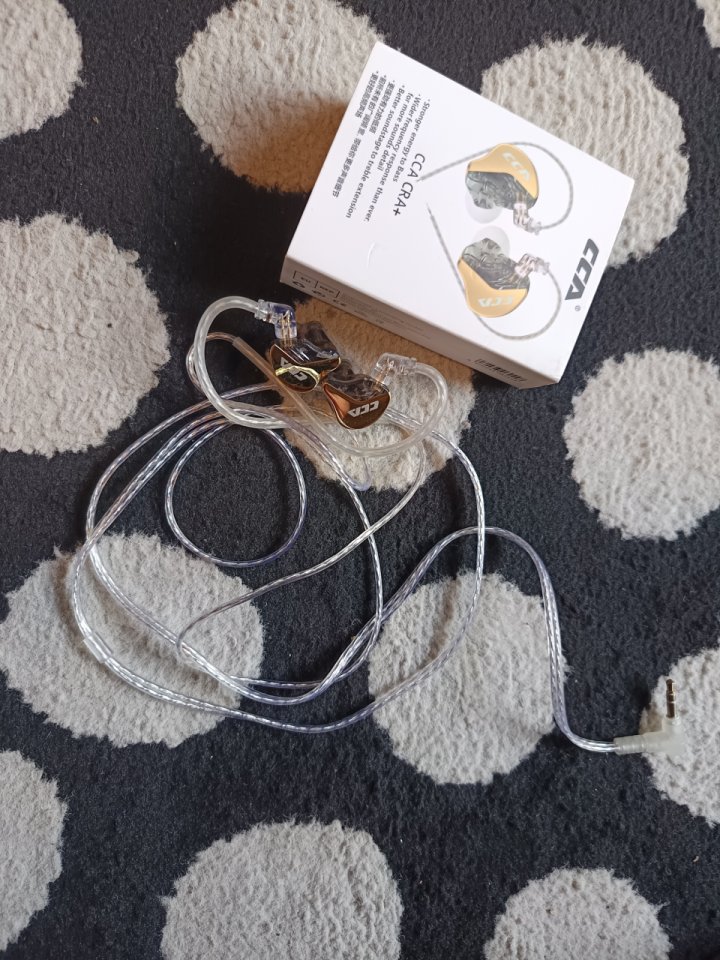 Monitores In-ear CCA CRA+ Dorados de segunda mano · Foto 4 de 5 · Bizkaia · 12 €