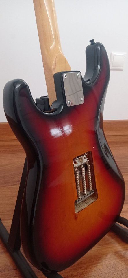 Guitarra eléctrica coreana antigua de segunda mano · Foto 6 de 7 · Cuenca · 130 €