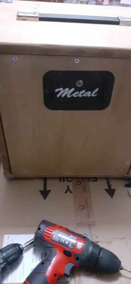 Pantalla artesanal 1x12 de reducidas dimensiones