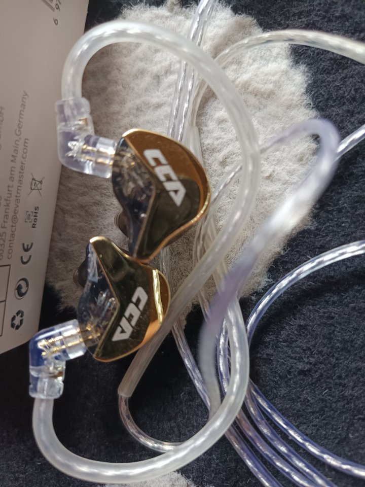 Monitores In-ear CCA CRA+ Dorados de segunda mano · Foto 5 de 5 · Bizkaia · 12 €