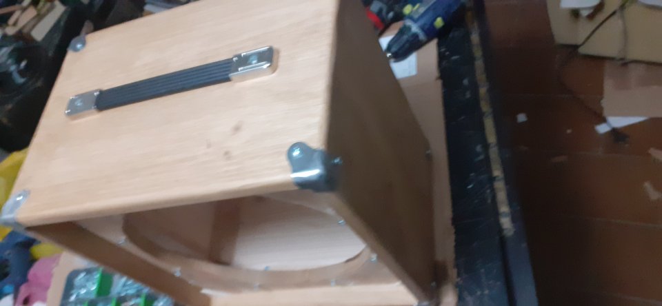 Pantalla artesanal 1x12 de reducidas dimensiones