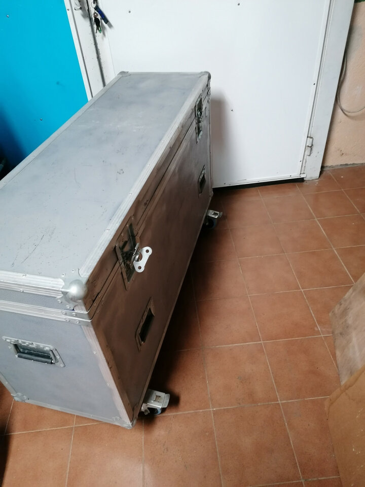 Cañón de seguimiento FAL Scala 1200 con flightcase y trípode