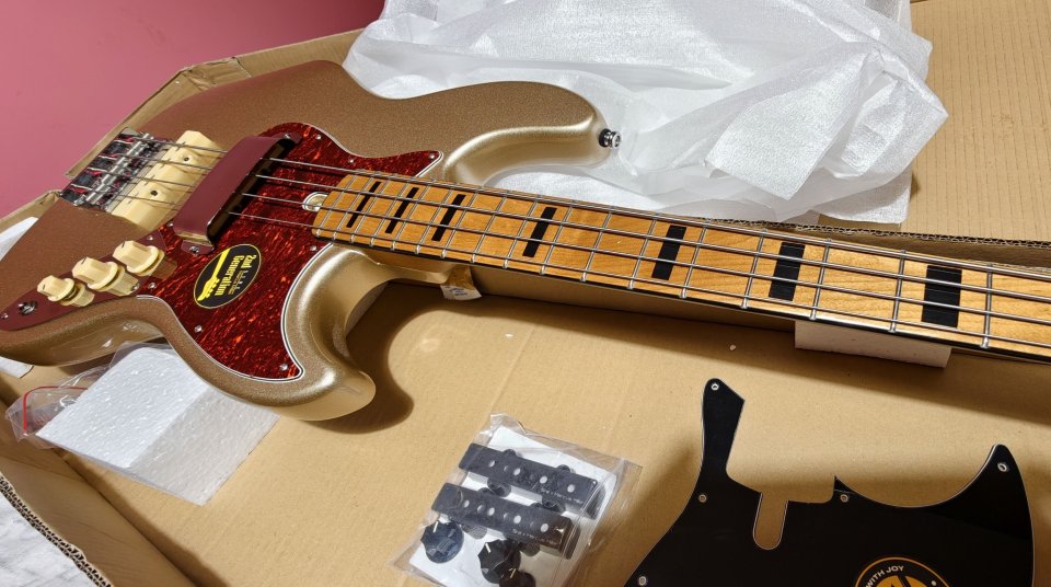 Sire Marcus Miller V5 Champagne Gold con extras