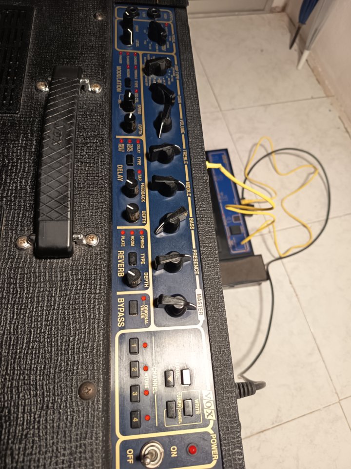 VOX Valvetronix AD120 VT 2x60 Watt, 2x12" estereo