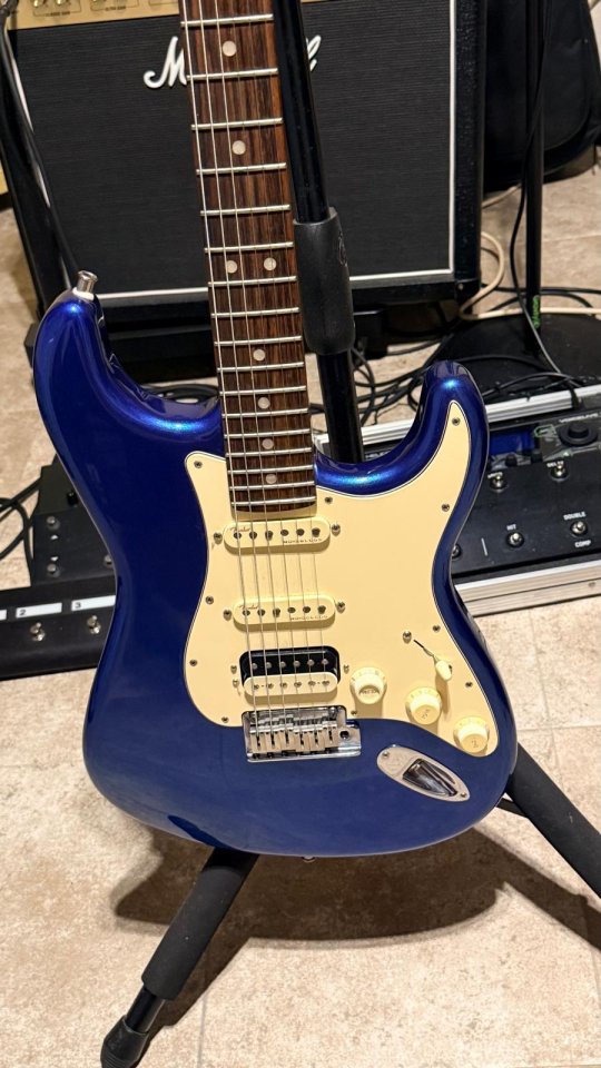 Fender American Ultra Stratocaster HSS de segunda mano · Foto 7 de 9 · Cáceres · 2000 €