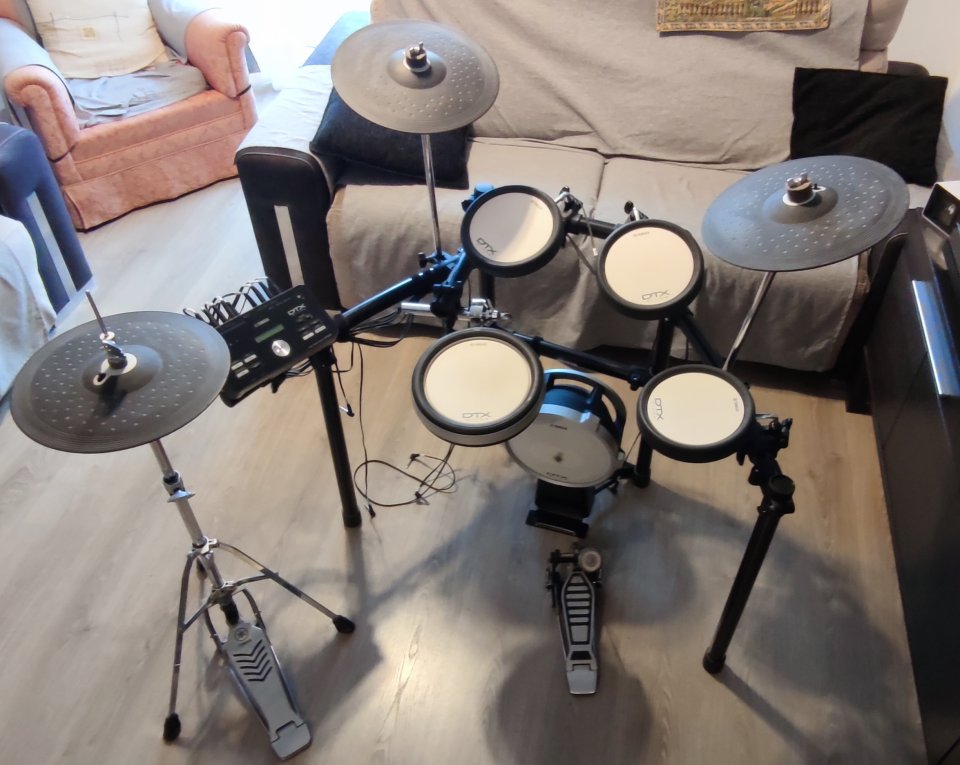 Batería Electrónica Yamaha DTX582 + Pedal Bombo de segunda mano · Foto 1 de 5 · Jaén · 850 €