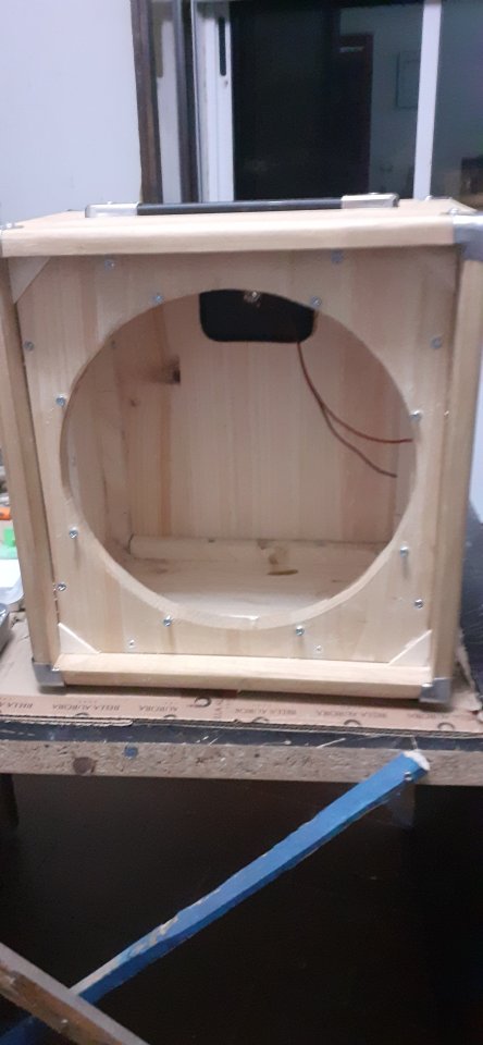 Pantalla artesanal 1x12 de reducidas dimensiones