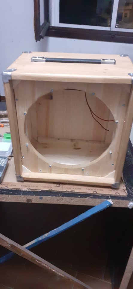 Pantalla artesanal 1x12 de reducidas dimensiones