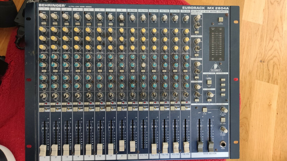 Behringer Eurorack MX2804A 28IN+4BUS