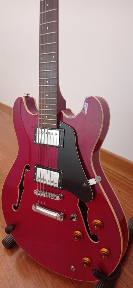 Guitarra eléctrica semihollow Silvertone de segunda mano · Foto 1 de 2 · Cuenca · 190 €