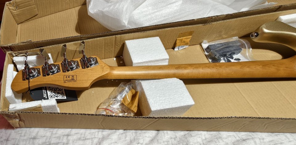 Sire Marcus Miller V5 Champagne Gold con extras