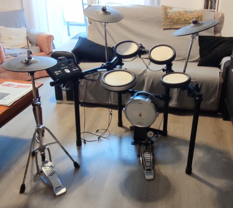 Batería Electrónica Yamaha DTX582 + Pedal Bombo de segunda mano · Foto 2 de 5 · Jaén · 850 €