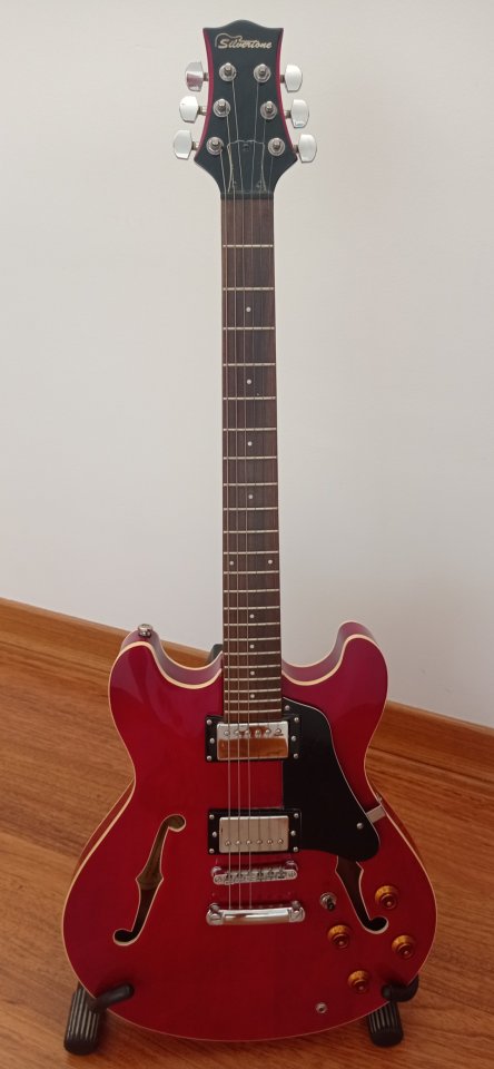 Guitarra eléctrica semihollow Silvertone de segunda mano · Foto 2 de 2 · Cuenca · 190 €
