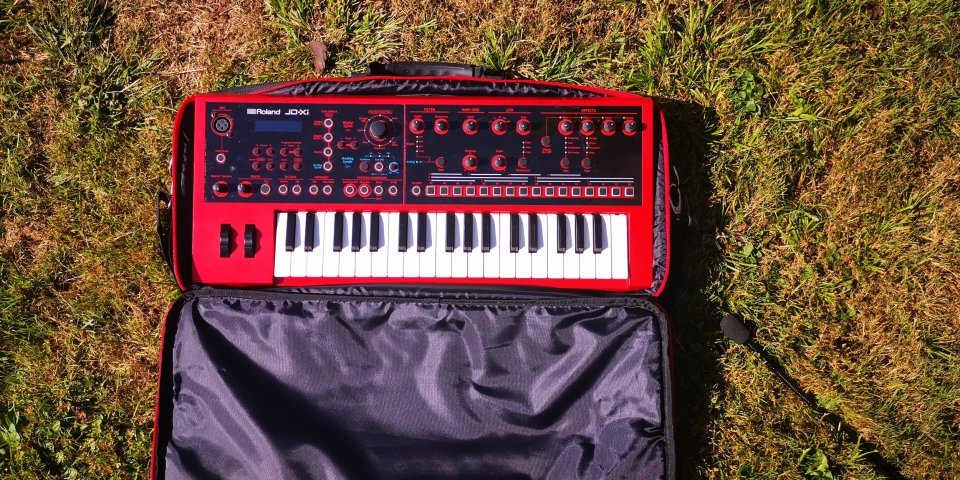Roland JD-Xi Red Limited Edition + Funda Roland de segunda mano · Foto 1 de 5 · Cantabria · 450 €
