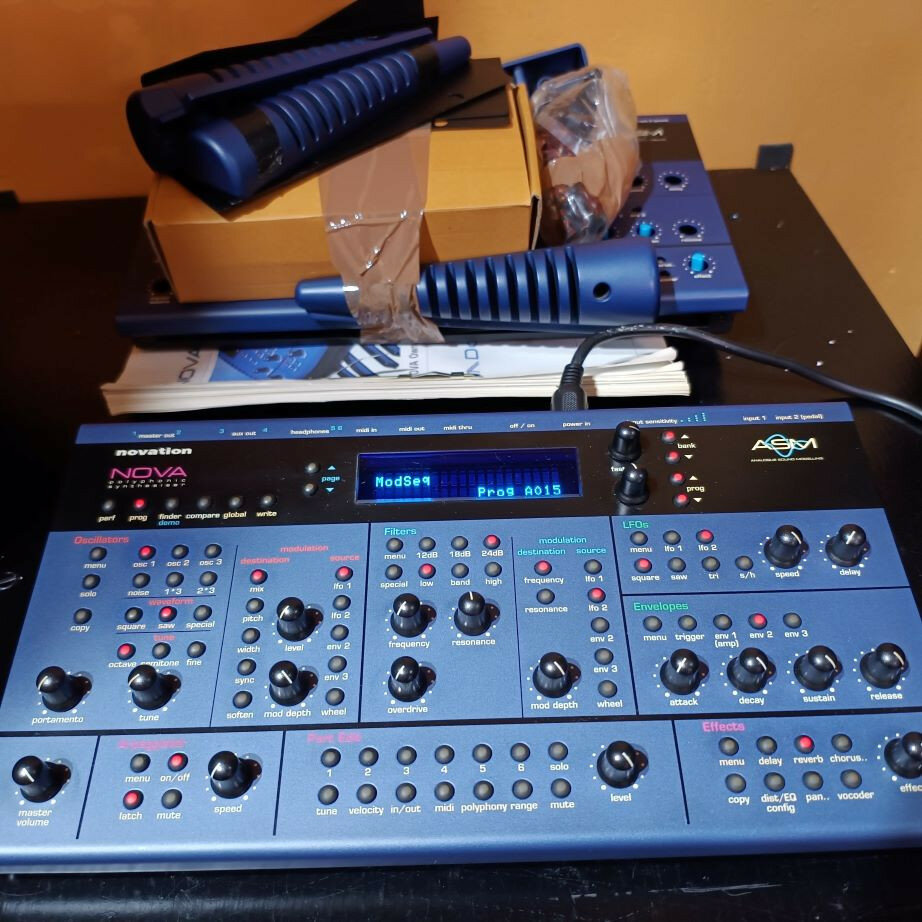 Novation Nova Laptop + otra unidad para despiece.