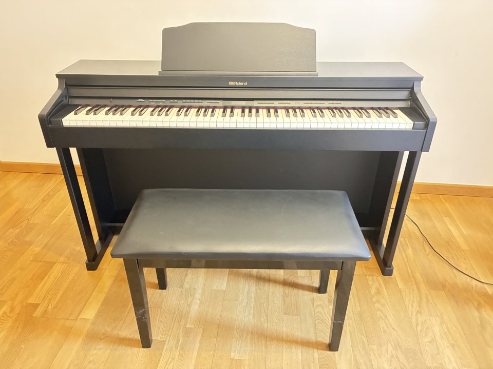 Vendo piano Roland HP601 de segunda mano · Foto 1 de 8 · Pontevedra · 1000 €