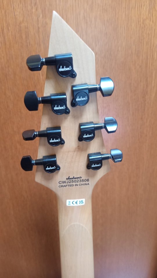 Jackson JS22-7 Dinky Satin Black - 7 cuerdas