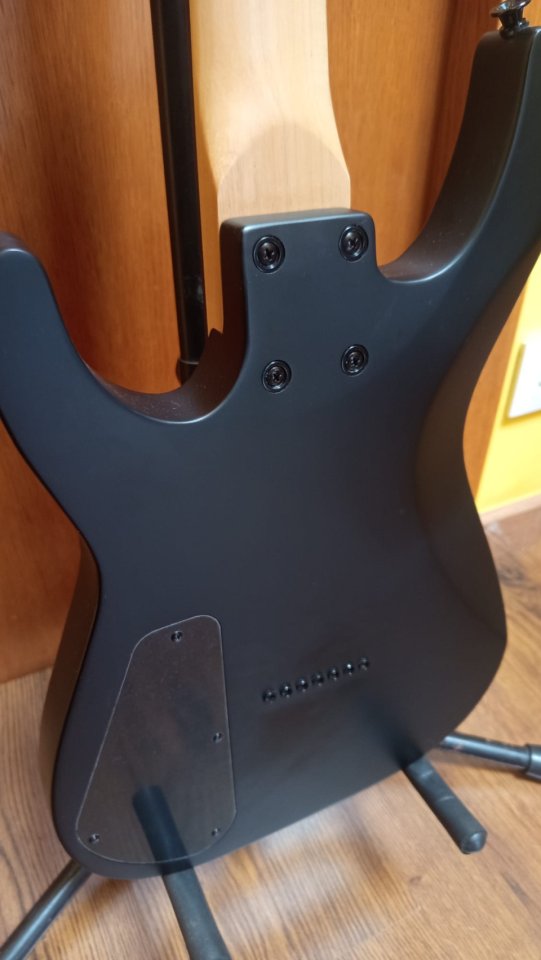 Jackson JS22-7 Dinky Satin Black - 7 cuerdas