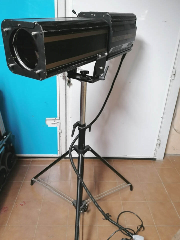 Cañón de seguimiento FAL Scala 1200 con flightcase y trípode