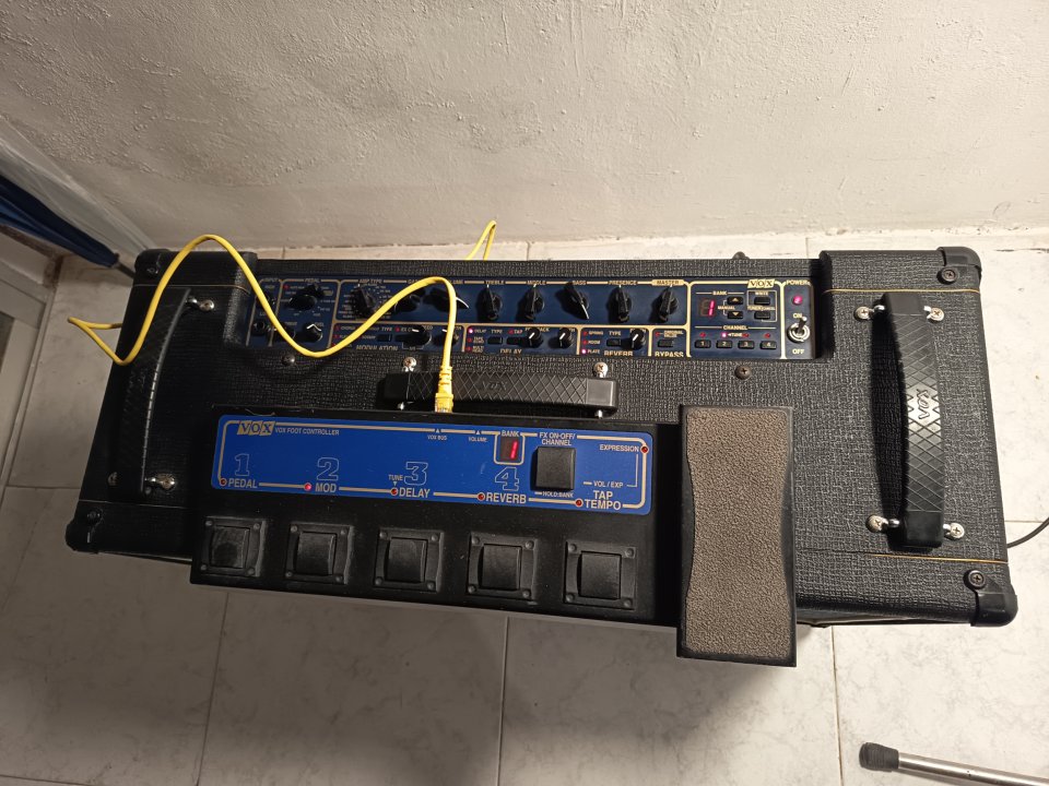 VOX Valvetronix AD120 VT 2x60 Watt, 2x12" estereo