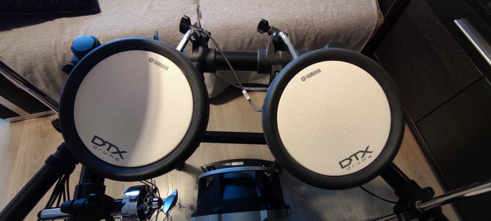 Batería Electrónica Yamaha DTX582 + Pedal Bombo de segunda mano · Foto 3 de 5 · Jaén · 850 €
