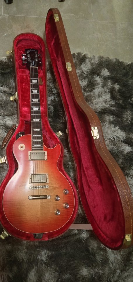 Gibson Les Paul Standard 60s Faded Vintage Cherry Sunburst. de segunda mano · Foto 1 de 5 · Málaga · 1800 €