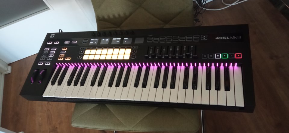 Teclado controlador Novation 49SL