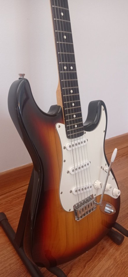 Guitarra eléctrica Caliber Stratocaster de segunda mano · Foto 1 de 8 · Cuenca · 90 €