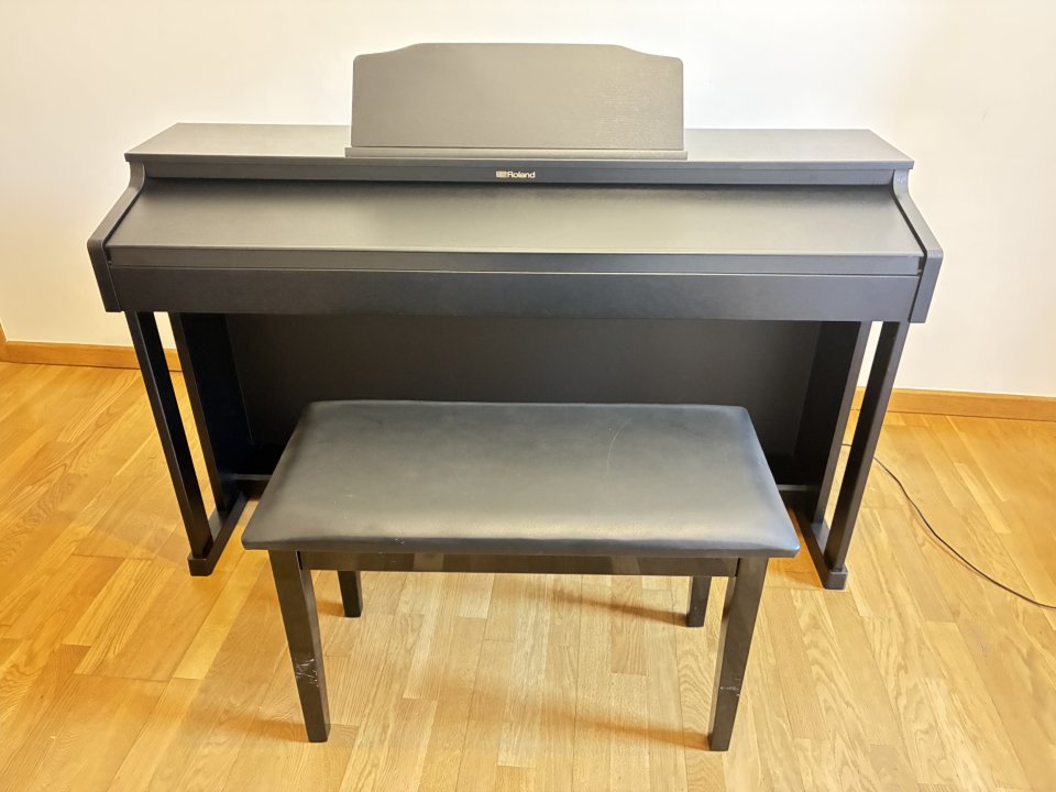 Vendo piano Roland HP601 de segunda mano · Foto 2 de 8 · Pontevedra · 1000 €