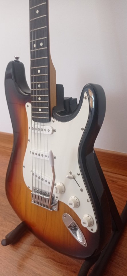 Guitarra eléctrica Caliber Stratocaster de segunda mano · Foto 3 de 8 · Cuenca · 90 €