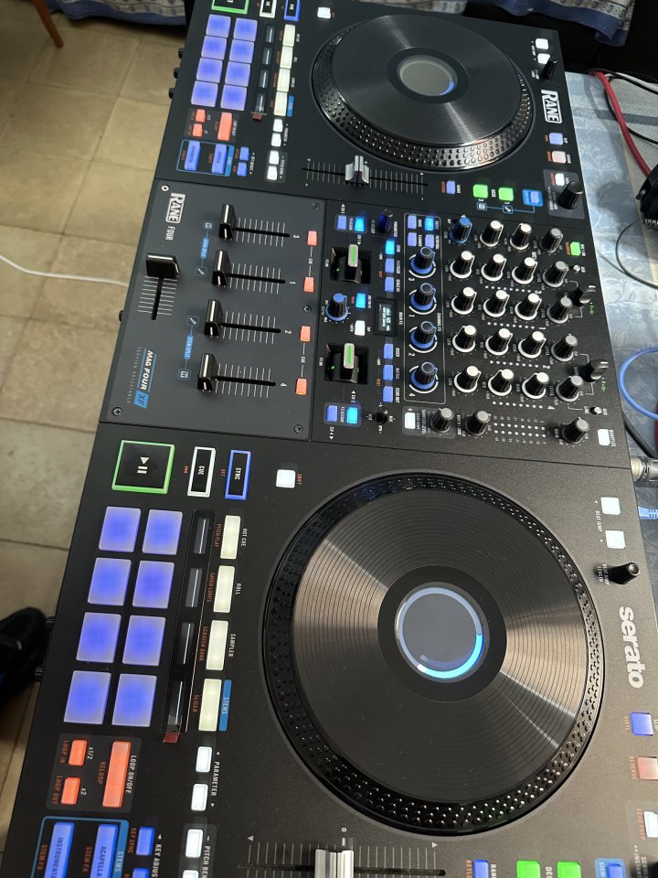 Controlador Dj Rane Four de segunda mano · Foto 2 de 9 · Barcelona · 1000 €