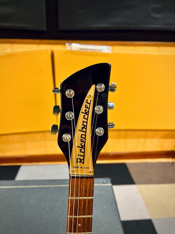 Rickenbacker 330 Jet Glo 1997 de segunda mano · Foto 1 de 8 · Madrid · 1725 €