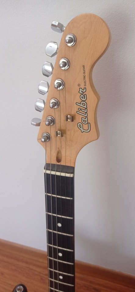 Guitarra eléctrica Caliber Stratocaster de segunda mano · Foto 4 de 8 · Cuenca · 90 €