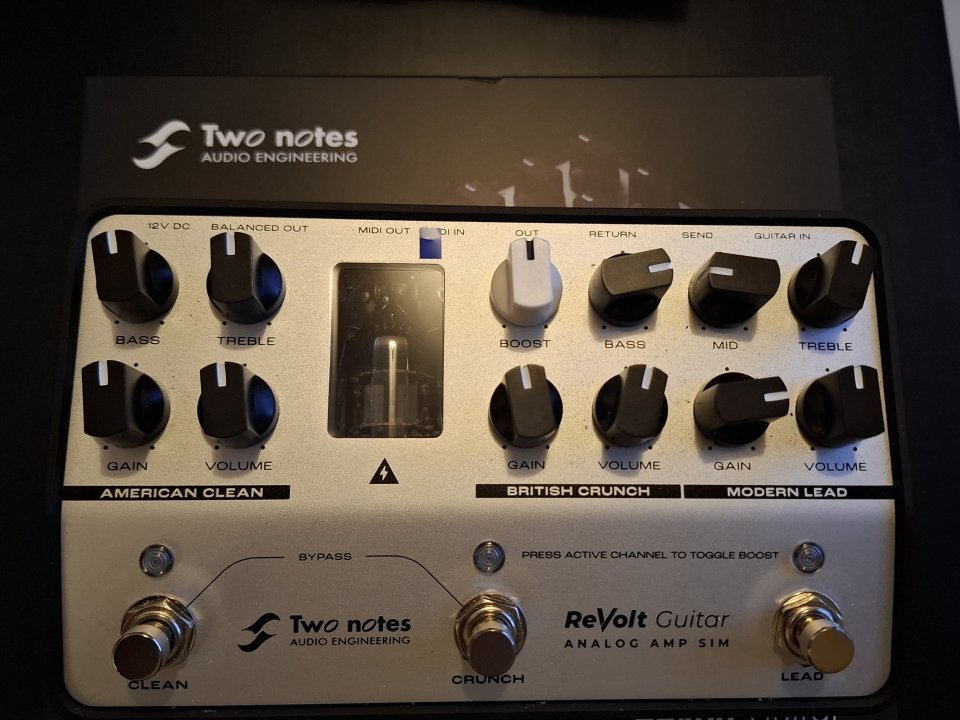 Two Notes Revolt de segunda mano · Foto 1 de 2 · Huelva · 150 €
