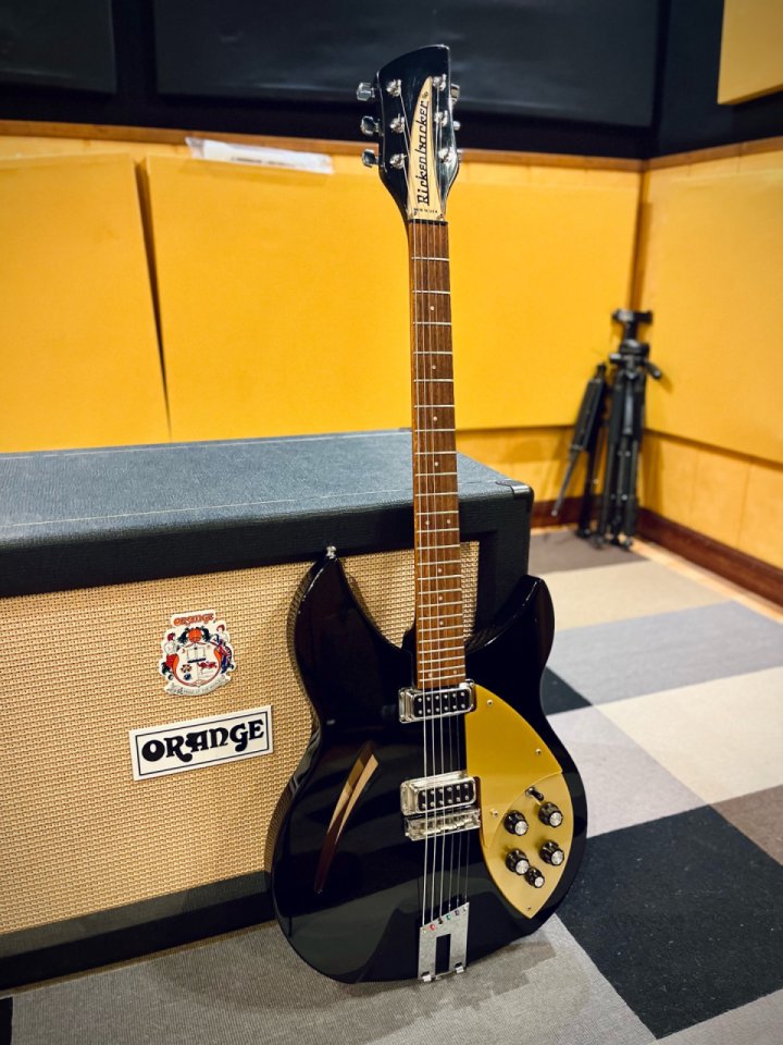 Rickenbacker 330 Jet Glo 1997 de segunda mano · Foto 3 de 8 · Madrid · 1725 €