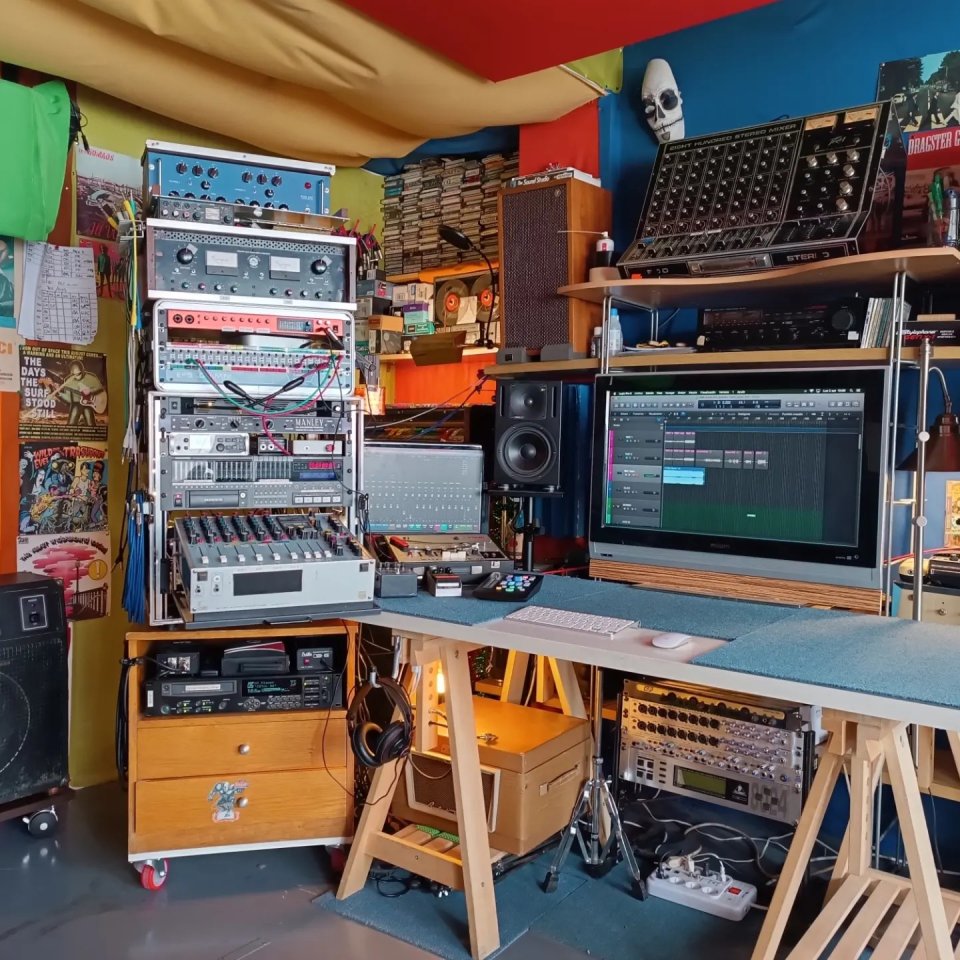 Estudio grabación, mezcla y mastering - SURF • GARAGE • PUNK • H/C • R'N'R