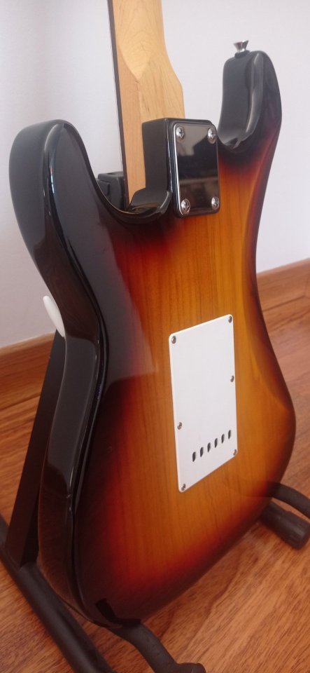 Guitarra eléctrica Caliber Stratocaster de segunda mano · Foto 6 de 8 · Cuenca · 90 €