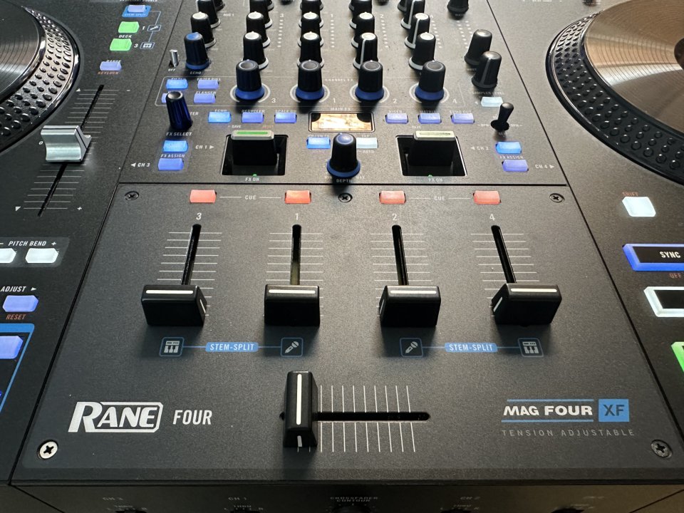 Controlador Dj Rane Four de segunda mano · Foto 5 de 9 · Barcelona · 1000 €