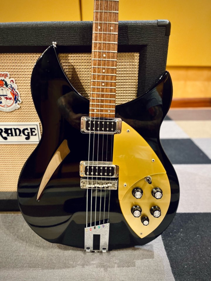 Rickenbacker 330 Jet Glo 1997 de segunda mano · Foto 5 de 8 · Madrid · 1725 €