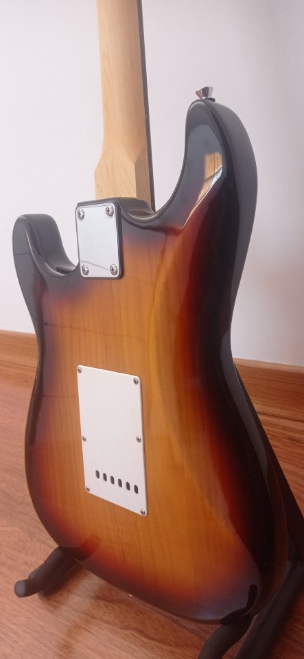 Guitarra eléctrica Caliber Stratocaster de segunda mano · Foto 7 de 8 · Cuenca · 90 €