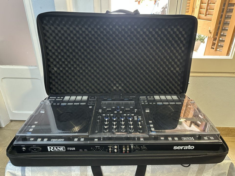 Controlador Dj Rane Four de segunda mano · Foto 7 de 9 · Barcelona · 1000 €
