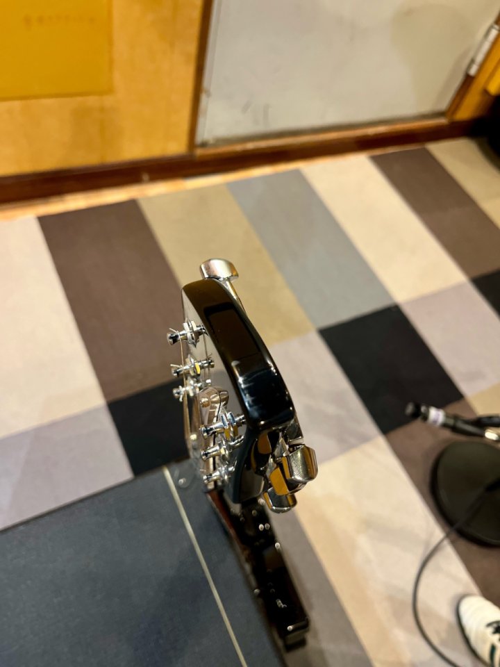Rickenbacker 330 Jet Glo 1997 de segunda mano · Foto 7 de 8 · Madrid · 1725 €